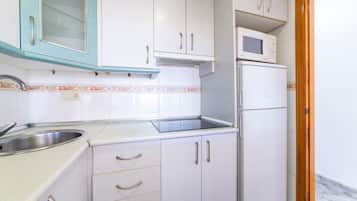 Refrigerador, microondas, parrilla de estufa y cafetera y tetera