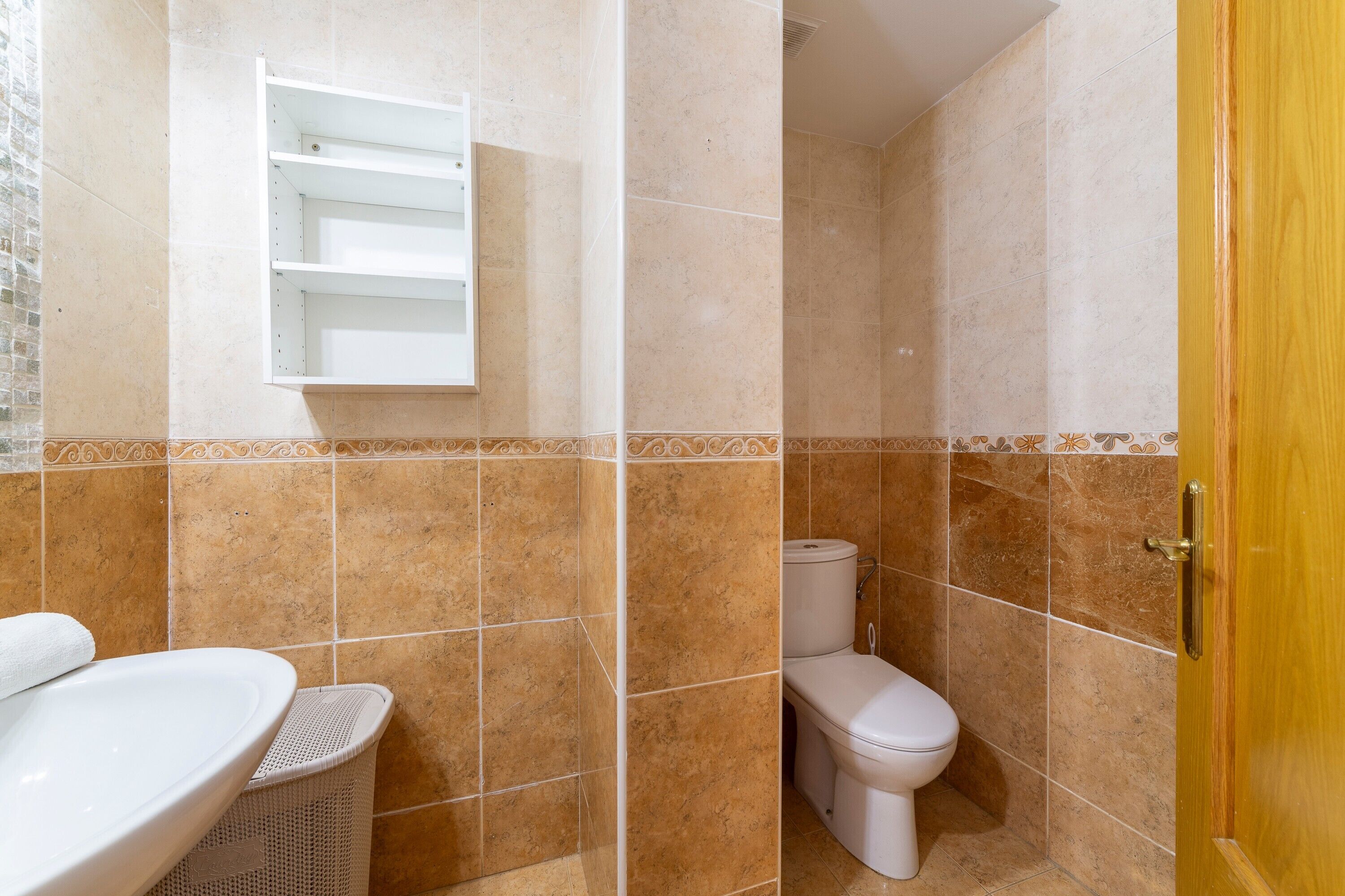Une salle de bain équipée d’un lavabo, de toilettes et d’un espace douche.