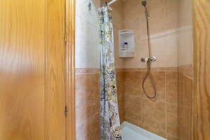 Badewanne, Haartrockner, Handtücher