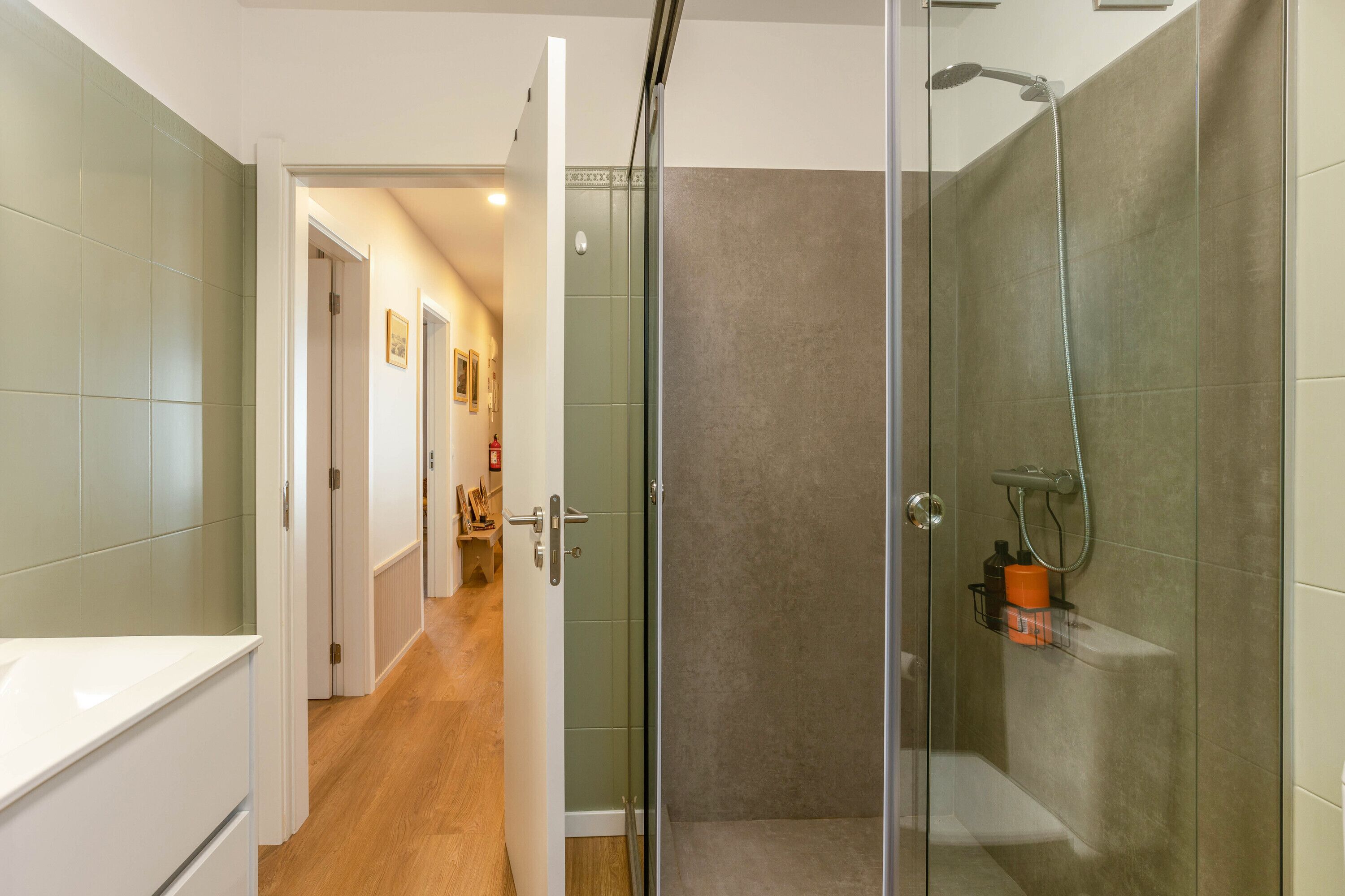 Dusche, Haartrockner, Handtücher