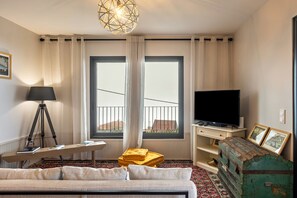 TV - Apartment 'Referta Apartamento T2' with Sea View, Shared Garden and Wi-Fi (Prazeres)