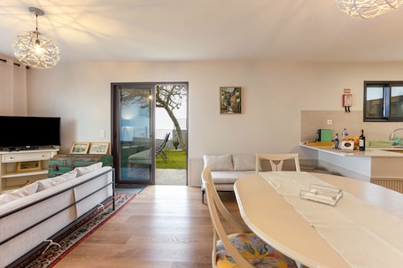 TV. Apartment 'Referta Apartamento T2' with Sea View, Shared Garden and Wi-Fi