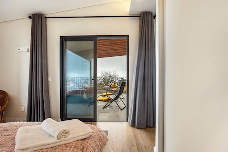 1 bedroom, iron/ironing board, free WiFi, bed sheets. Apartment 'Referta Apartamento T1' with Sea View, Private Terrace and Wi-Fi
