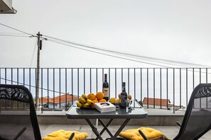 Outdoor dining - Apartment 'Referta Apartamento T1' with Sea View, Private Terrace and Wi-Fi (Prazeres)