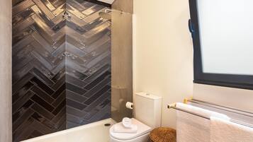 Douche, sĂšche-cheveux, serviettes fournies