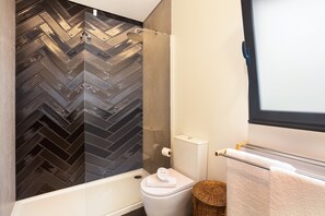 Shower, hair dryer, towels - Apartment 'Referta Apartamento T1' with Sea View, Private Terrace and Wi-Fi (Prazeres)