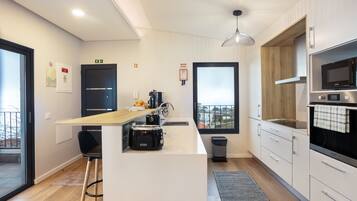 Frigorifero, microonde, forno, piano cottura