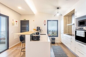 Geladeira, micro-ondas, fogão, cooktop