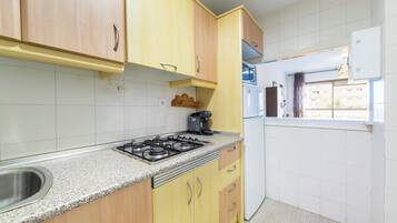 Refrigerador, microondas, parrilla de estufa y cafetera y tetera