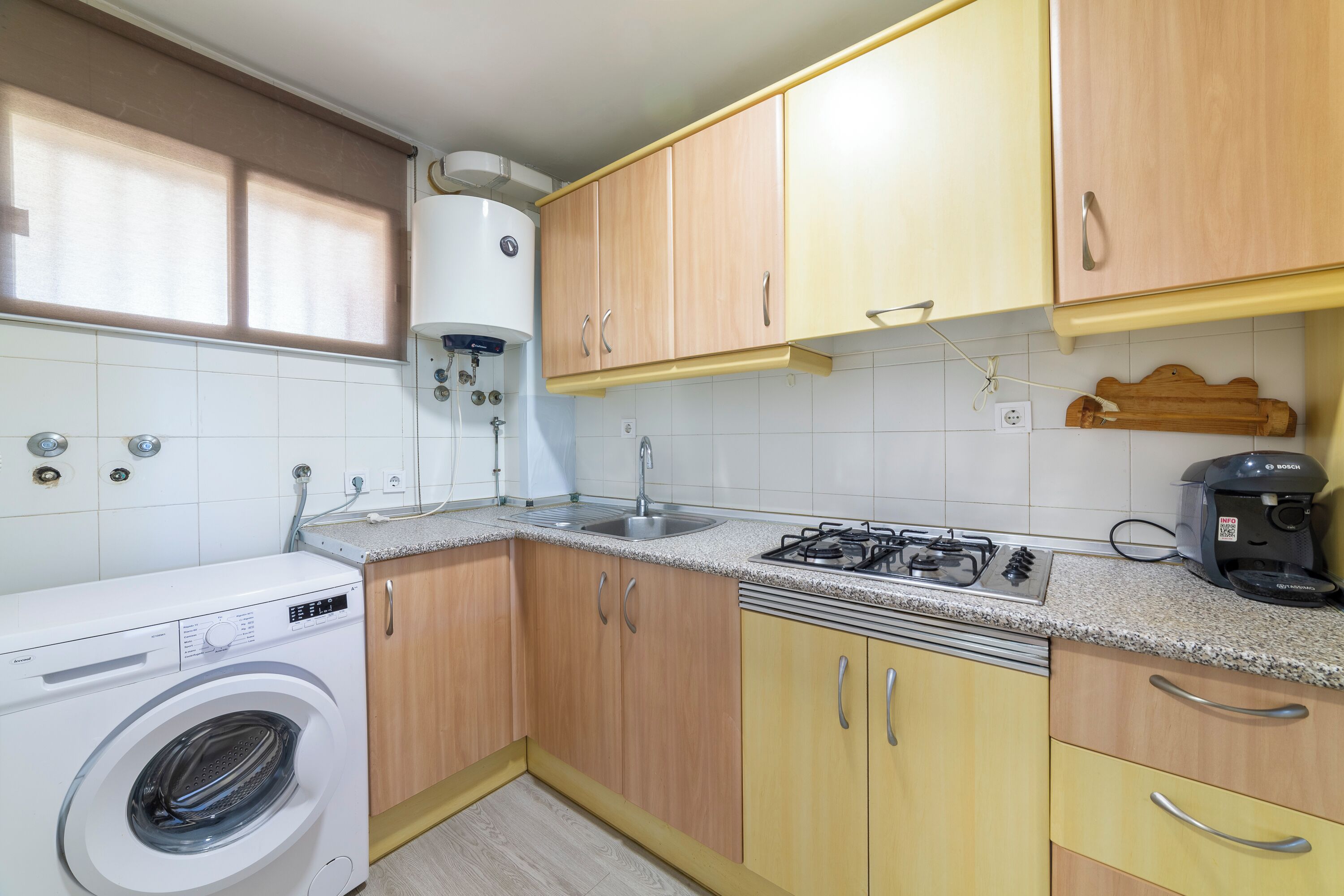 Frigorífico, microondas, placa de cocina y cafetera o tetera