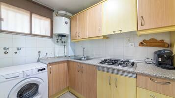 Køleskab, mikrobølgeovn, kogeplade, kaffe-/temaskine