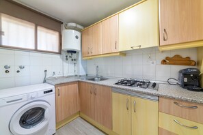 Kylskåp, mikrovågsugn, spishäll och kaffe- och tebryggare