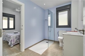 Douche, sèche-cheveux, serviettes fournies