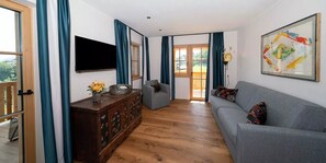 Living area - Apartment "Schlosshof Himml" with Mountain View, Private Terrace & Wi-Fi (Fiè allo Sciliar)