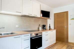 Frigorifero, forno, piano cottura, lavastoviglie