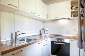 Kylskåp, ugn, spishäll och diskmaskin