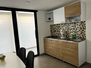 Parrilla de estufa, cafetera y tetera, utensilios de cocina y comedor 