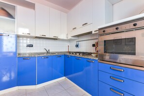 Frigorifero, microonde, forno, piano cottura