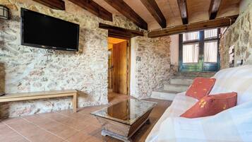 Een televisie en een open haard