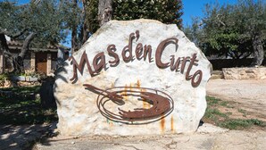 A stone sign with 'Masden Court' engraved on it, surrounded by trees and a clear sky. - Country House "Lo Paller" with Mountain View, Shared Pool & Wi-Fi (El Perelló)