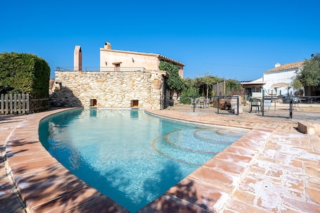 Piscine. Maison de campagne "Lo Paller" avec vue sur les montagnes, piscine partagée & Wi-Fi