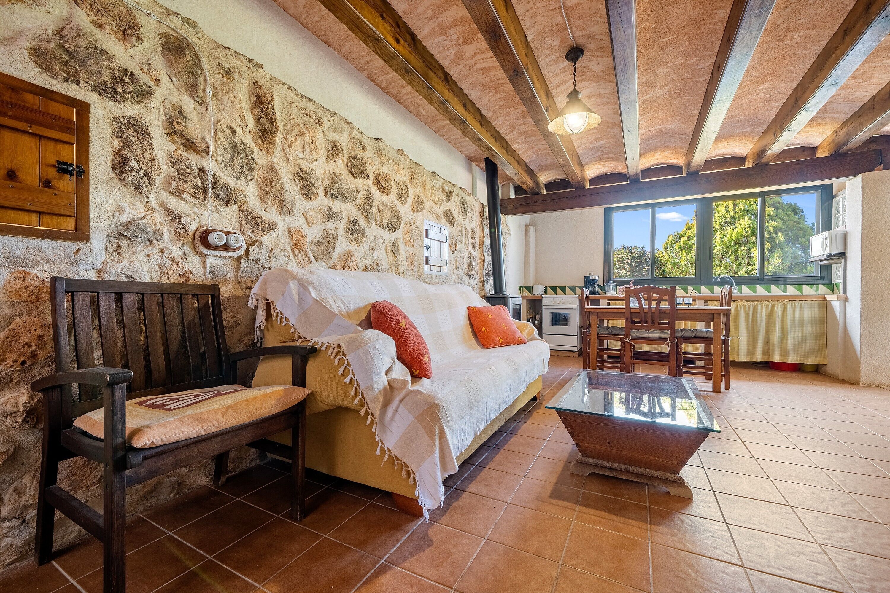 Una televisión, una chimenea
