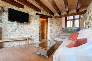TV, fireplace - Country House "Lo Paller" with Mountain View, Shared Pool & Wi-Fi (El Perelló)