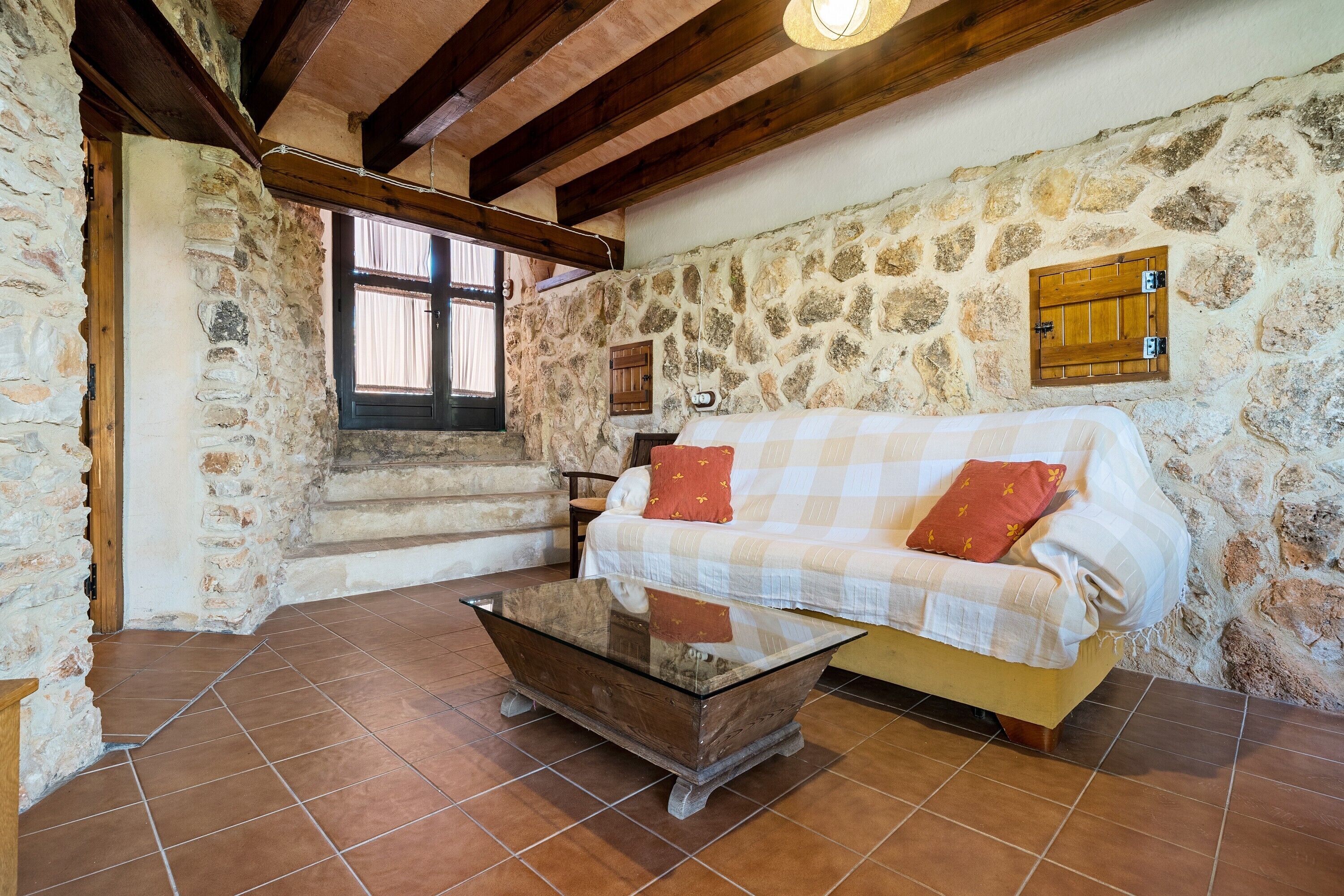 Een televisie en een open haard