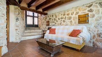 Een televisie en een open haard