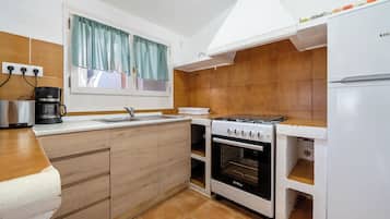 Fridge, microwave, oven, coffee/tea maker