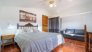 3 slaapkamers, een strijkplank/strijkijzer, gratis wifi, beddengoed