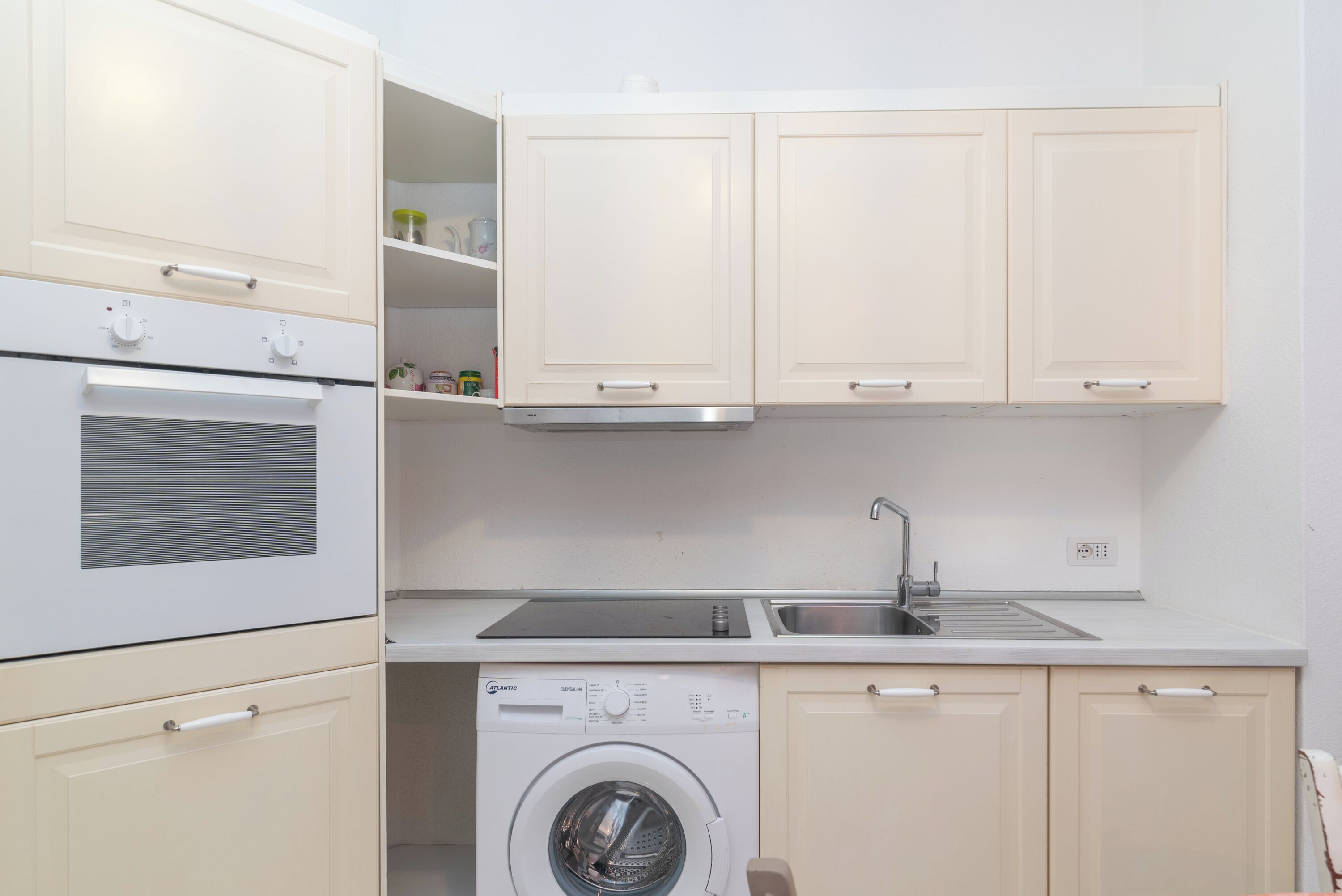 Refrigerador, horno, placa de cocina, silla alta para bebés