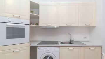 Refrigerador, horno, placa de cocina, silla alta para bebés