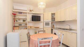 Refrigerador, horno, placa de cocina, silla alta para bebés