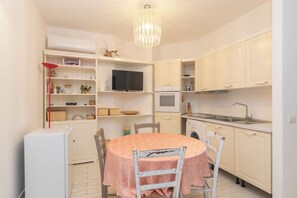 Kühlschrank, Ofen, Herdplatte, Hochstuhl