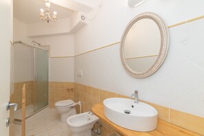 Shower, hair dryer, towels - Apartment "Palau Corallo" with Shared Garden & A/C (Palau)