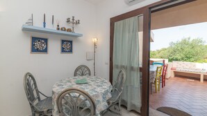Un espace repas comprenant une table ronde, des chaises et un ventilateur de plafond.