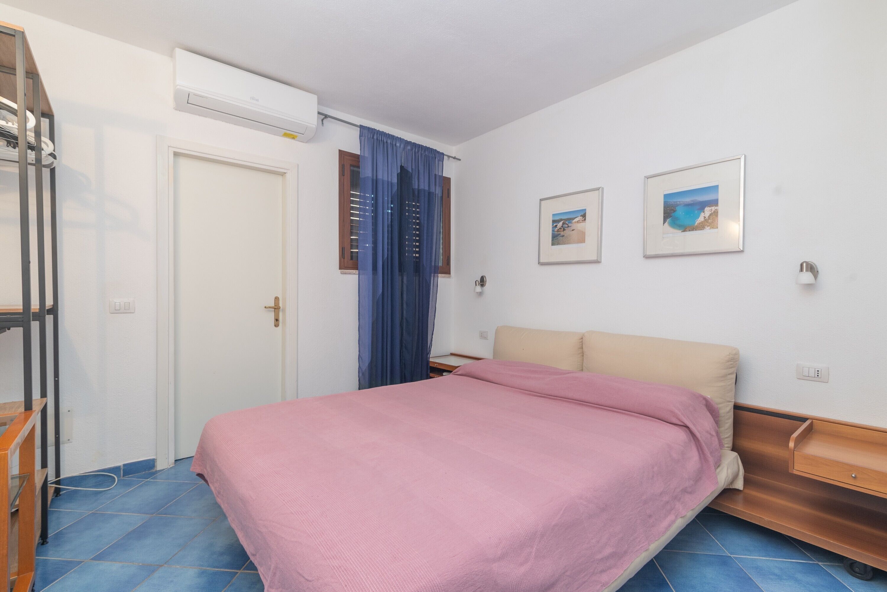 2 habitaciones, tabla de planchar con plancha y ropa de cama 