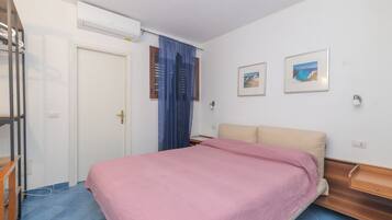 2 habitaciones, tabla de planchar con plancha y ropa de cama
