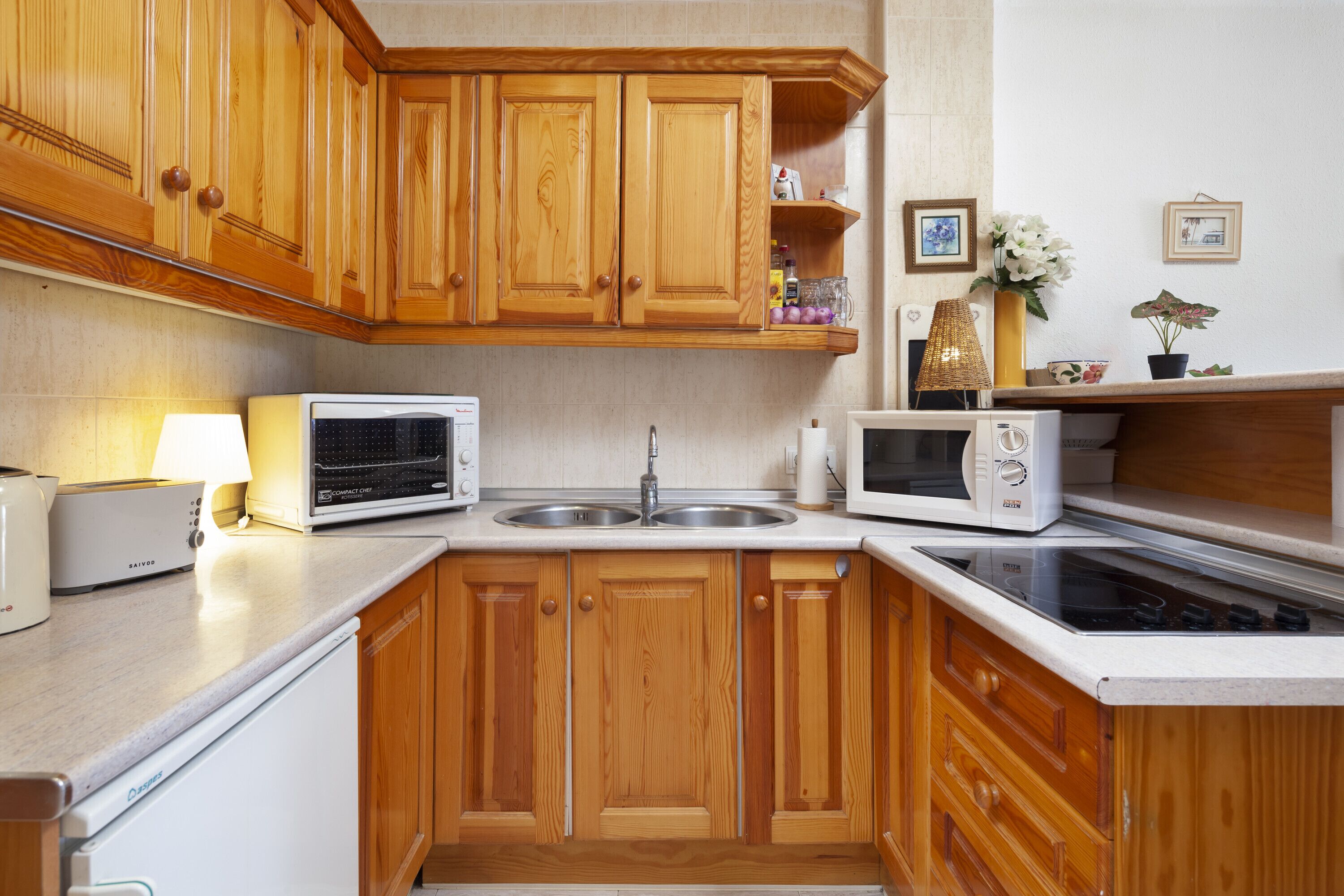 Kühlschrank, Mikrowelle, Ofen, Herdplatte