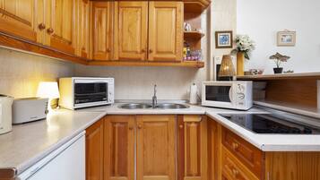 Kylskåp, mikrovågsugn, ugn och spishäll