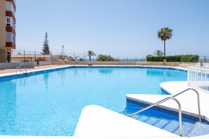 Pool - Holiday Home "Beachfront Bungalow" with Sea View, Private Terrace & Wi-Fi (Torrox Costa)