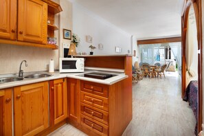 Fridge, microwave, oven, stovetop - Holiday Home "Beachfront Bungalow" with Sea View, Private Terrace & Wi-Fi (Torrox Costa)