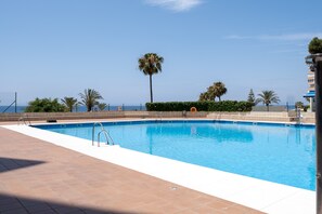 Pool - Holiday Home "Beachfront Bungalow" with Sea View, Private Terrace & Wi-Fi (Torrox Costa)