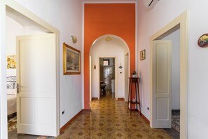 Interior - Apartment 'Aurora's' with Private Terrace, Private Garden and Air Conditioning (racale)