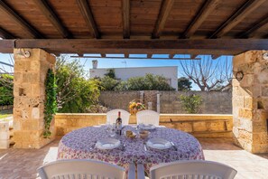 Outdoor dining - Apartment 'Aurora's' with Private Terrace, Private Garden and Air Conditioning (racale)