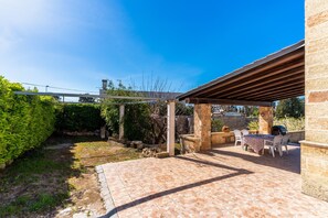 Outdoor dining - Apartment 'Aurora's' with Private Terrace, Private Garden and Air Conditioning (racale)