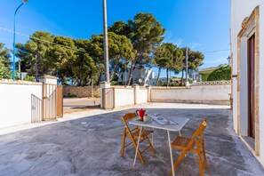 Outdoor dining - Apartment 'Aurora's' with Private Terrace, Private Garden and Air Conditioning (racale)