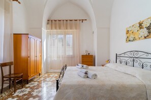 3 bedrooms, iron/ironing board, bed sheets, wheelchair access