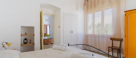 3 bedrooms, iron/ironing board, bed sheets, wheelchair access